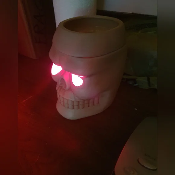 Halloween skull wax warmer night light NWOT - Picture 2 of 6